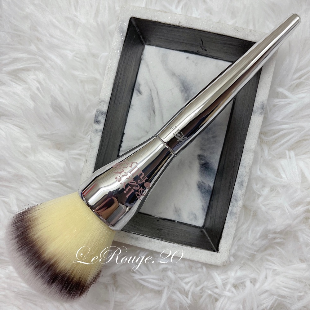It cosmetics 211 powder brush